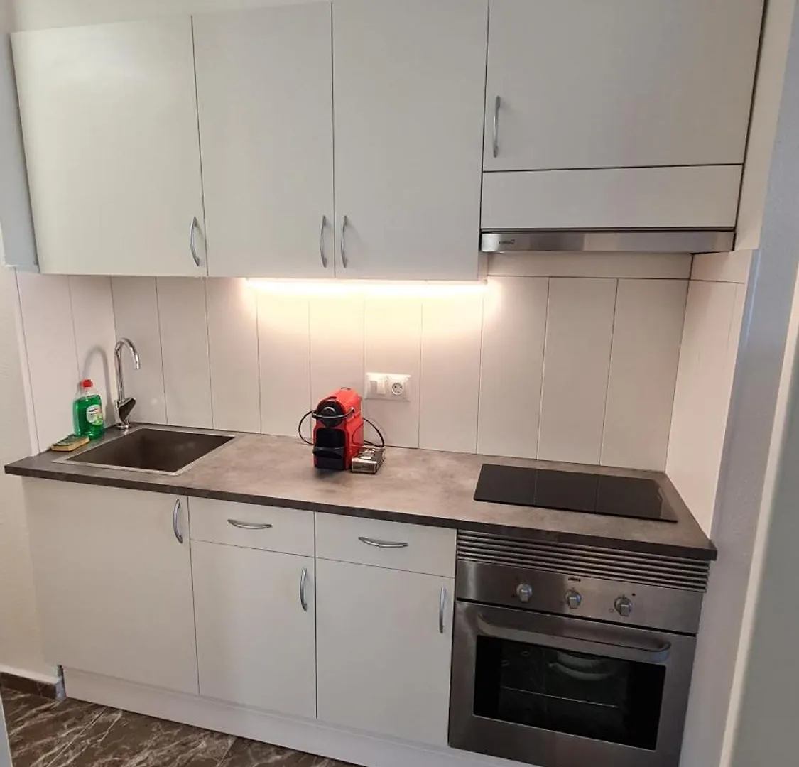 Apartamento Con Piscina En 살루 0*,